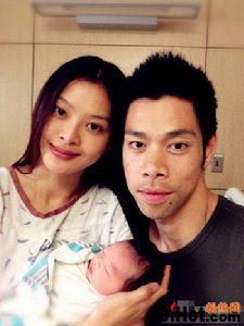 台灣名模林嘉綺全家照