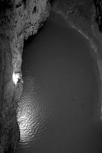 天坑底部發現地下水（3月3日攝）