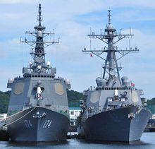 伯克級驅逐艦和並排的金剛級驅逐艦