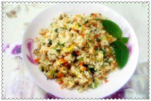 青菜葉胡蘿蔔丁炒飯 青菜葉胡蘿蔔丁炒飯