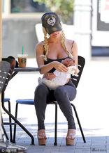 考特尼&middot;斯托登出街露豪乳