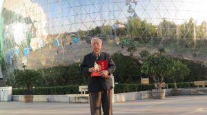 李元獲2012年年度知識人物，在科技館新館西門