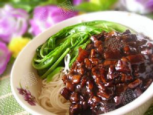 土豆雞肉炸醬麵