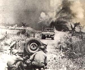（圖）1944年法國前線 幾個美軍把吉普車當成躲避流彈的掩體