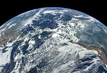 信使號飛越地球時所攝得的照片