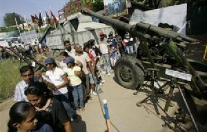 斯里蘭卡平民在首都科倫坡參觀繳獲的猛虎組織火炮