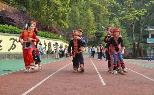 金秀瑤族自治縣民族國小的學生進行體育競技比賽