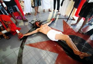 爪哇，一名男子重演耶穌受難的情景