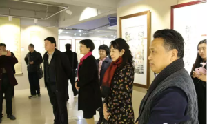 河南省書畫家收藏協會主席胡聚堂（右一）與省文聯主席、省書協主席、省婦女書畫家協會主席楊傑，省婦聯主席郜秀菊一同觀看“百年巾幗書畫展”