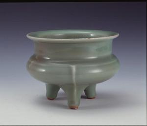 南宋龍泉窯梅子青鬲式爐 南宋龍泉窯梅子青鬲式爐