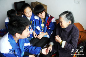 求知中學志願者探望孤寡老人