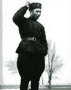 （圖）1949年底，王震司令員身著新疆民族軍軍裝，向廣大指戰員講話。