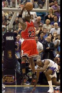 拜倫&middot;拉塞爾被麥可&middot;喬丹晃倒