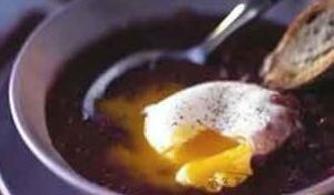 紅葡萄酒煮荷包蛋 紅葡萄酒煮荷包蛋