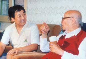 與劉海粟大師親切交談