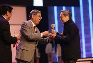 楊振寧在2006影響世界華人盛典上領獎(右)