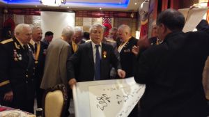 獲得習主席頒發和平紀念章的俄羅斯老戰士收藏了劉地塵的書法