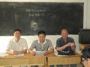 胡寨村主要負責人主持會議