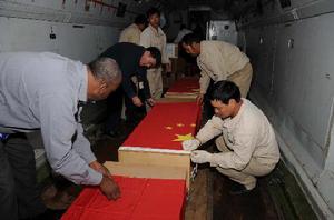 （圖）中國工人的遺體