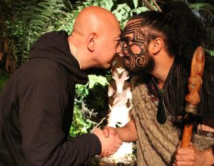 左壯在紐西蘭與毛利人一起