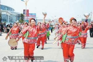 2012年3月24日，“壯族歌仙”劉三姐的故鄉宜州市舉行“三月三”民俗巡遊大聯歡活動。民間文藝團體和傳統藝人紛紛登場展演。