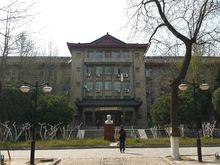 山東大學趵突泉校區教學八樓