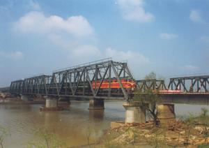 1999年4月10日，第一列旅客列車通過新建的曹娥江第二鐵路大橋。