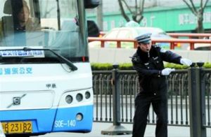 一到晚高峰，天目路烏鎮路區域的交警便出現在離路口40米處攔截指揮車流