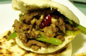 孜然炒肉夾饃 孜然炒肉夾饃