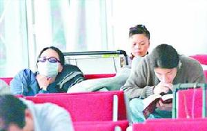 圖為林鳳嬌陪兒子房祖名（右）