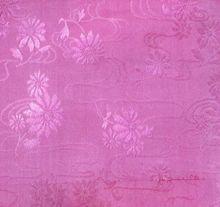 絲綢[用蠶絲或人造絲純織或交織而成的織品總稱]