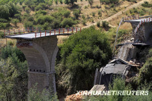 遭受地震損壞的橋樑