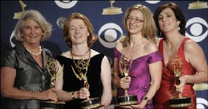 在艾美獎頒獎儀式上，BBC電視劇《小杜麗》主創人員上台領獎。