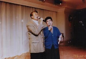 （圖）謝憶生、德德瑪演唱《毛主席派人來》