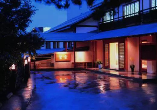 在日本流傳著一句民謠,草津的溫泉,除了相思病什麼都能治