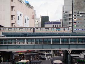 列車從澀谷的東急百貨店三樓駛出跨過明治路