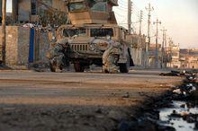 在伊拉克街頭警戒的美軍士兵