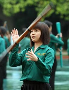 陳妍希為戲勤練耍槍。