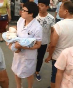 抱屍示眾 抱屍示眾