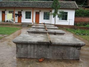 迤新村-蟠貓中學一角