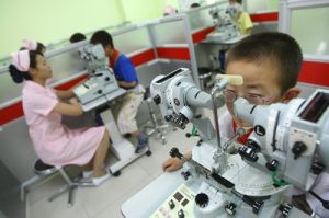 被我會救助的貧困家庭弱視兒童在北京接受治療