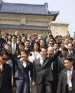 2005年4月27日,國民黨主席連戰率領大陸訪問團拜謁了南京中山陵。
