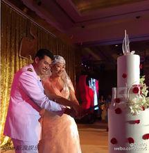 馮坤披婚紗補辦婚宴