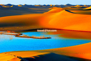 騰格里沙漠月亮湖