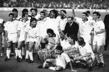 老貝與AC米蘭隊員共慶奪取1989年歐冠冠軍
