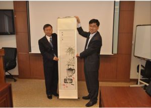 向孔子學院贈送禮品（王少華左）