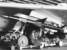 機翼下掛載的AIM-7A（“麻雀”Ⅰ）空空飛彈