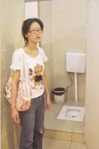 被堵廁所的鐘家女孩