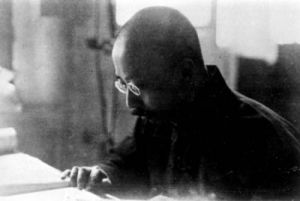 周作人在他的苦雨齋中寫作