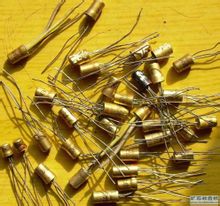 金黃色管殼的鍺電晶體